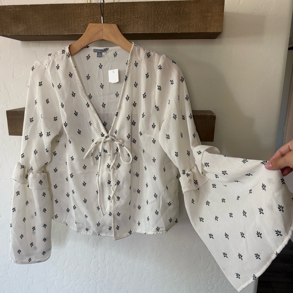 Charlotte Russe|White ditsy Floral long sleeve Boho Blouse,bell sleeves•••NWT